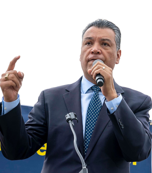 国会参议员 Padilla 因质询国土安全部 在记者会上被戴上手铐