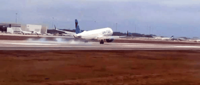 美联航客机着陆惊魂：机头磕碰跑道 前起落架损毁