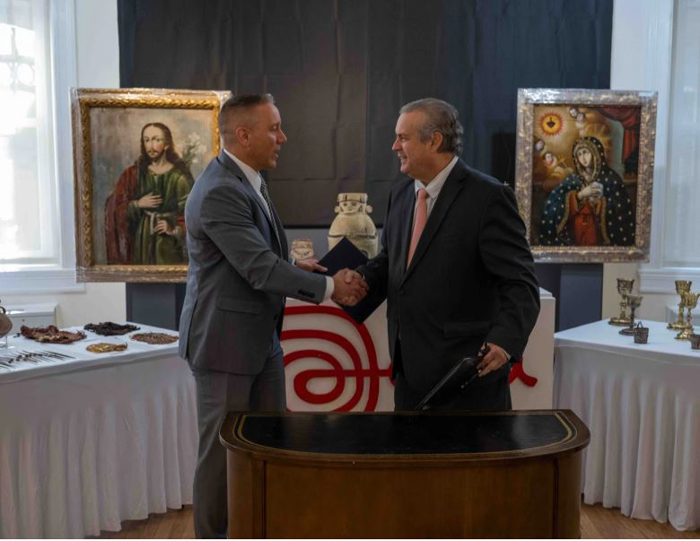 联邦调查局 FBI 向秘鲁归还48件文物