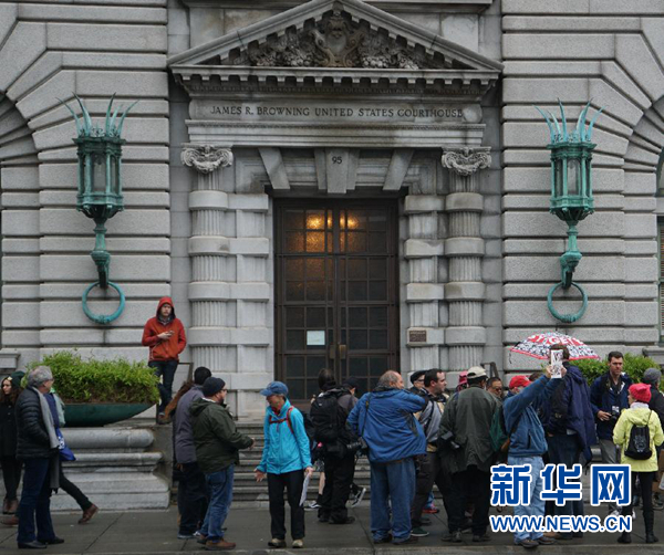  2月7日，在美國舊金山市，民衆在美國聯邦第九巡迴上訴法院所在大樓外示威，反對美國總統特朗普頒佈的入境限制行政命令。美國聯邦第九巡迴上訴法院當天舉行法庭辯論，以便針對暫停限制令的“羅巴特裁決”作進一步裁決。 新華社記者徐勇攝